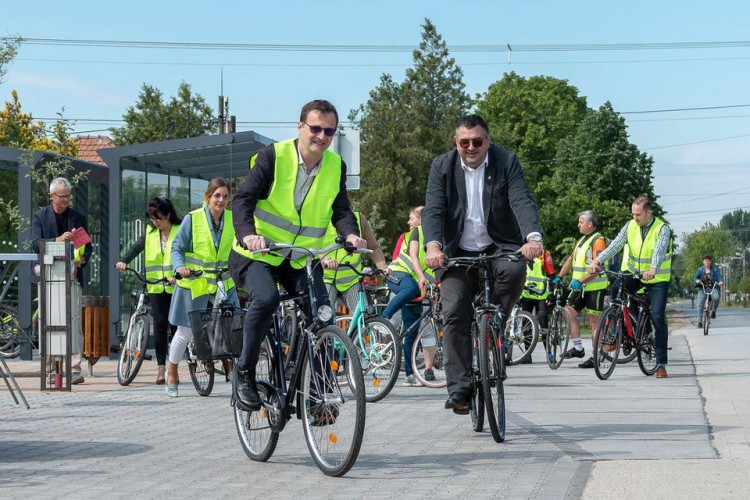 2021.05.31 - Buszmegállót és kerékpárutat avattak Ballószögön