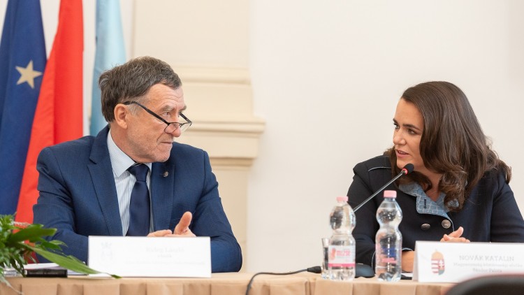 Novák Katalin: jelentős szerepe van a vármegyei közgyűlésnek az itt élők életének alakításában